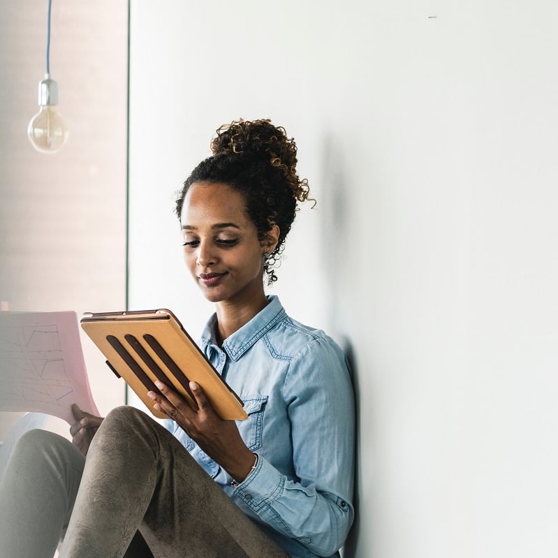 Woman reading from the tablet Woman20reading20from20the20tablet